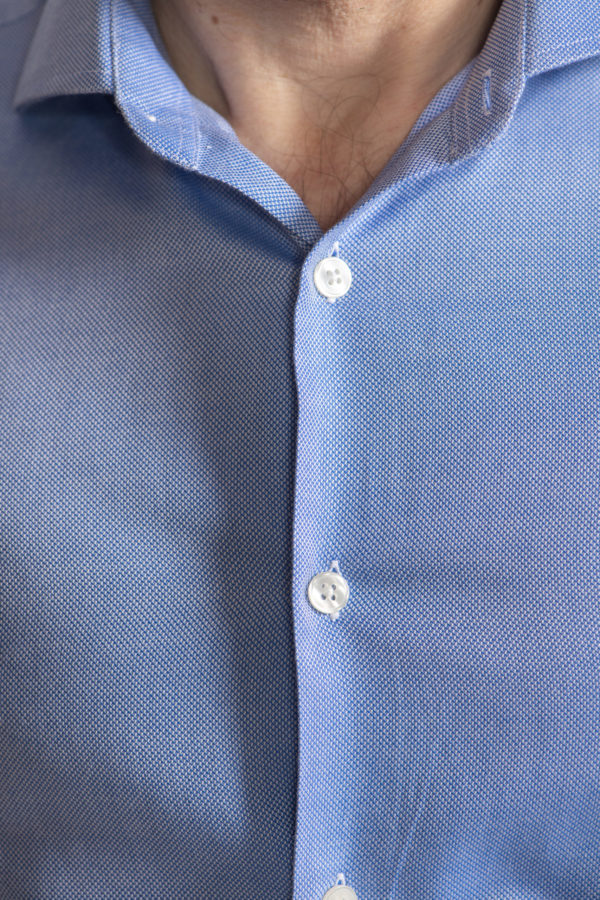 Détail chemise bleu foncé homme